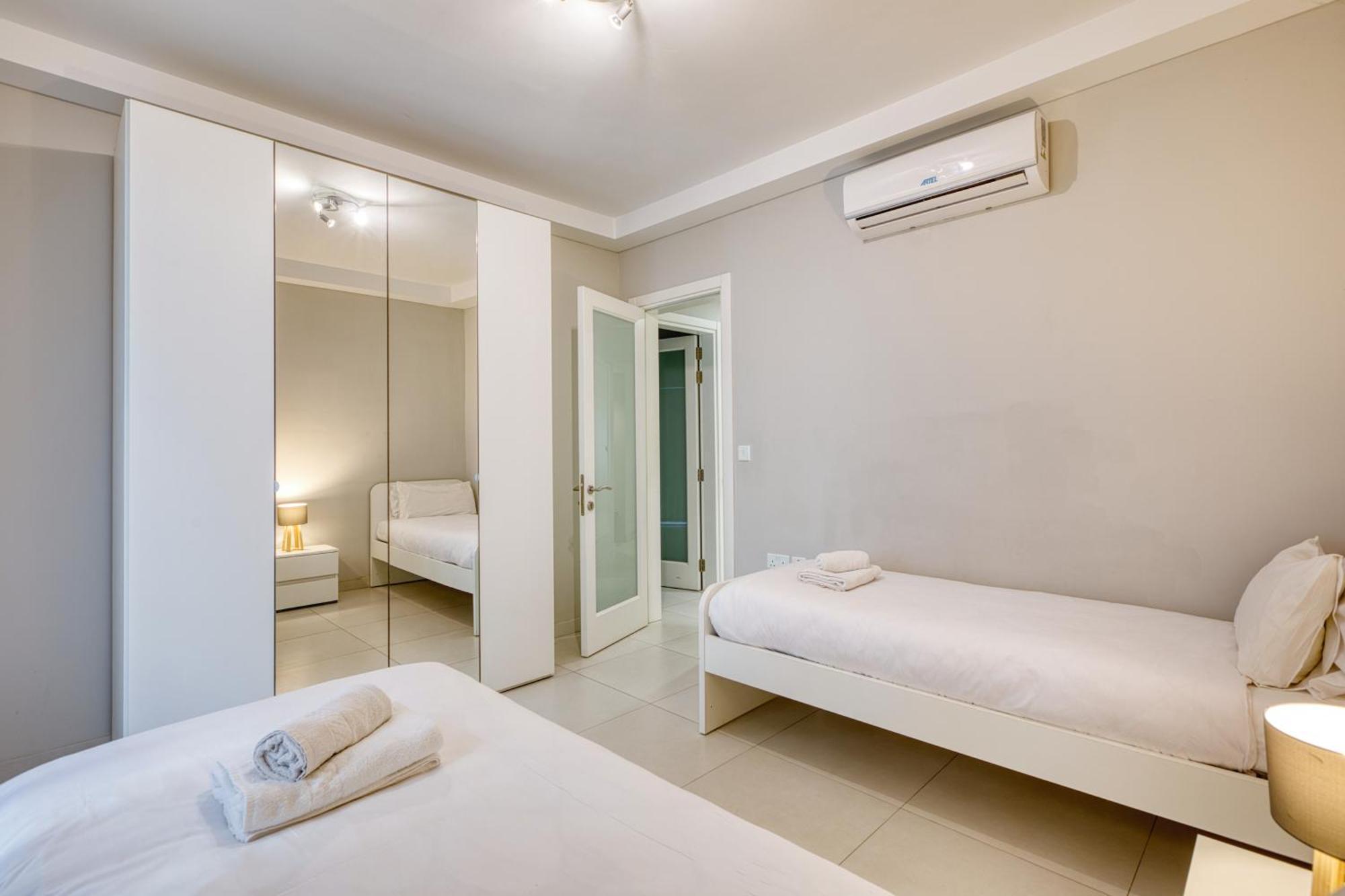 Unique Two Bedroom Apt With Huge Outdoor Area And Close To Entertainment Is-Swieqi Luaran gambar